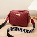 Borsa a tracolla trapuntata bordeaux con ampia tracolla ricamata KUCHEN&BAG - Rosso