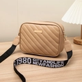 Borsa a tracolla trapuntata beige con dettagli dorati e tracolla nera con lettere - Cachi