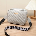 Bolso bandolera acolchado gris claro con placa dorada y correa tejida UCHEN & BAG - Gris