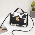 Mini sac bandoulière motif vache avec fermoir doré et bandoulière réglable en cuir - Noir et Blanc