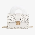 Witte gewatteerde pluche telefoontas met geometrische patronen en gouden ketting - Wit