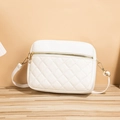 Witte gewatteerde crossbodytas voor dames met goudkleurig metaal op hout - Wit