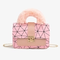 Roze handtas met geometrisch patroon, pluche handvat en gouden metalen ketting - Roze