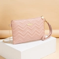 Sac bandoulière rose clair avec surpiqûres ondulées et chaîne dorée élégante - Rose