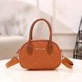Schicke orangefarbene Stepptasche mit Goldlogo und breitem Schultergurt auf Basis - Braun