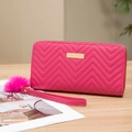 Rosarote lange PU-Ledergeldbörse mit V-Steppung, Reißverschluss und Fellkugel-Anhänger - Fuchsia