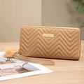 Beige lange Geldbörse mit V-Steppung, goldenem Logo und weichem Plüsch-Pompon-Anhänger - Aprikose