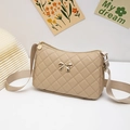 Borsa a spalla trapuntata beige con motivo a rombi e fiocco in metallo dorato alla moda - Cachi