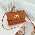 Sac bandoulière matelassé caramel avec boucle dorée et poignée supérieure chic - Marron