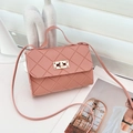 Sac bandoulière matelassé rose avec fermoir doré et poignée fixe en similicuir souple - Rose