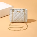 Bolso saco acolchado blanco clásico con elegante cadena dorada y cierre metálico - Blanco