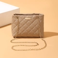 Elegante bolso tipo cubo beige acolchado con cadena dorada y estilo minimalista - Albaricoque