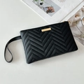 Pochette matelassée noire minimaliste avec coutures vagues et plaque en métal doré - Noir
