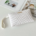 Pochette enveloppe matelassée blanche avec texture en V et logo doré sur un bureau chic - Blanc