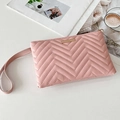 Pochette enveloppe matelassée rose en similicuir avec plaque dorée et dragonne - Rose