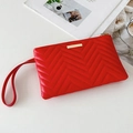 Pochette enveloppe rouge avec matelassage chevron et barre dorée décorative - Rouge