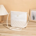 Gewatteerde bucketbag in wit en crème met een chique metalen vlinderversiering - Wit
