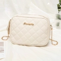 Elegante bolso acolchado blanco crema con cadena dorada y detalle de logo metálico - Blanco