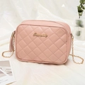 Bolso bandolera rosa acolchado con cadena dorada y borla decorativa elegante - Rosa