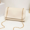 Piccola borsa quadrata ricamata bianco crema con sottile tracolla a catena dorata - Bianco