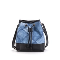 Borsa a secchiello in denim sfumato bianco e blu con finiture in pelle nera e coulisse - Quadri Blu