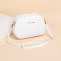 Bolso bandolera blanco acolchado con logo de metal dorado y detalles bordados - Blanco