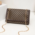 Borsa a tracolla vintage in pelle marrone con motivi di trifoglio dorati e catena - caffè