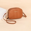 Bolso bandolera marrón caramelo acolchado con logo dorado y correa fina y elegante - Marrón
