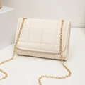 Elegante borsa a tracolla trapuntata crema con catena dorata su piedistallo bianco - Bianco Ricamato