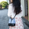 Borsa a secchiello con coulisse a scacchi blu e bianchi con finiture in pelle nera - Quadri Blu