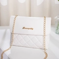 Borsa a tracolla trapuntata bianca con catena dorata e logo metallico frontale - Bianco
