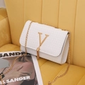 Bolso bandolera acolchado blanco con logotipo V dorado, colgante de borla y cadena fina - Blanco