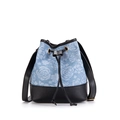 Secchiello azzurro con stampa rose bianche e manici in pelle nera in vista frontale - Blu Rosa