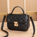 Sac à main matelassé noir avec fermoir cœur doré et bandoulière réglable - Motif losange / Noir