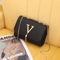 Bolso bandolera negro trenzado con logo V dorado y detalles de borlas de moda - Negro