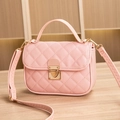 Sac à main matelassé rose avec boucle dorée et bandoulière pour femmes - Motif losange / Rose