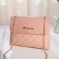 Piccola borsa a tracolla trapuntata rosa con catena dorata e logo in pelle sintetica - Rosa