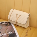 Bolso bandolera tejido crema con logo V dorado, detalle de borla y correa de cadena - Albaricoque