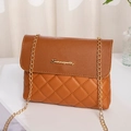 Borsa a tracolla trapuntata marrone con catena dorata ed elegante logo metallico - Marrone