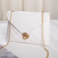 Elegante weiße Stepptasche mit goldener Kette und luxuriösem Drehverschluss für Damen - Weiß