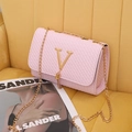 Bolso bandolera rosa con textura tejida, logo en V dorado, cadena metálica y flecos - Rosa Claro
