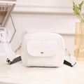 Klassieke witte gewatteerde crossbodytas met een stijlvolle brede schouderband - Wit