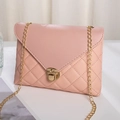 Puderrosa gesteppte Briefumschlag-Umhängetasche mit goldener Kette und Verschluss - Rosa