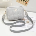 Sac caméra classique gris clair pour femmes avec fermoir papillon et texture tissée - Gris
