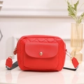 Sac à bandoulière matelassé rouge vif avec une large sangle élégante et moderne - Rouge
