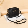 Elegante borsa a tracolla nera trapuntata con tre cerniere e logo in metallo dorato - Nero D