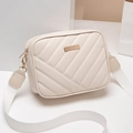 Borsa a tracolla beige trapuntata con placca dorata e ampia tracolla in tessuto - Bianco