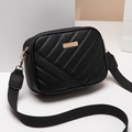 Borsa a tracolla trapuntata nera in ecopelle con placca dorata e cinturino - Nero