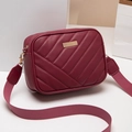 Borsa a tracolla bordeaux con trapuntatura a V e ampia tracolla in tessuto stile camera - Borgogna