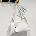 Bolso de hombro blanco con efecto cocodrilo, solapa de sobre y hebilla dorada - Blanco